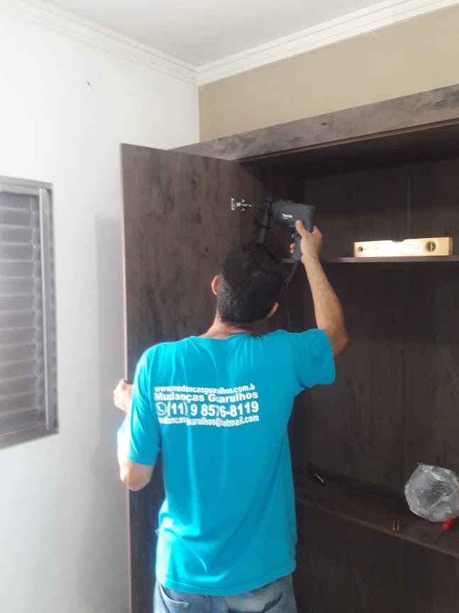 Montagem de móveis em Guarulhos: montador da equipe fixando um guarda-roupa