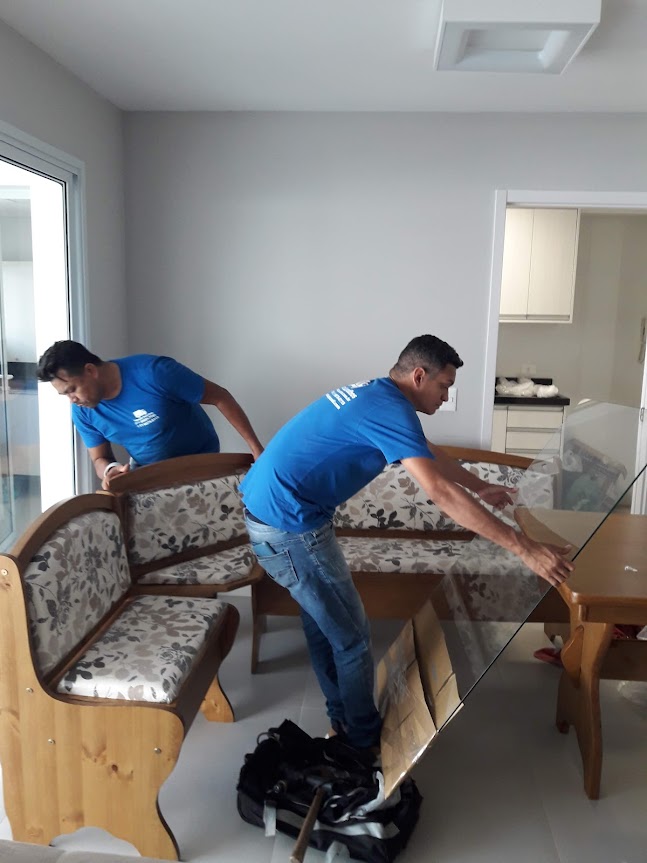 Mudança residencial: montagem da mesa e do banco